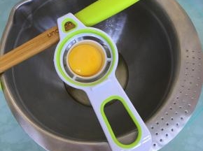 蛋白、蛋黄分离，分别装入无油无水的容器里。