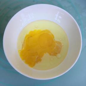 玉米油和纯牛奶混合，加入蛋黄，用蛋抽搅打均匀。
