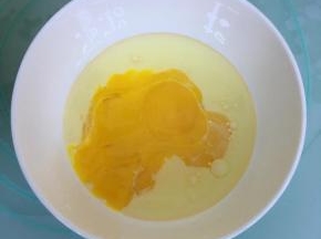 玉米油和纯牛奶混合，加入蛋黄，用蛋抽搅打均匀。