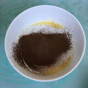 筛入低粉和可可粉，用蛋抽搅打至无干粉。