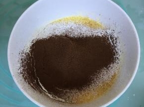 筛入低粉和可可粉，用蛋抽搅打至无干粉。