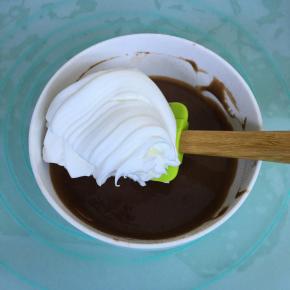 取三分之一的蛋白霜到蛋黄糊里，翻拌均匀。