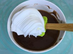 取三分之一的蛋白霜到蛋黄糊里，翻拌均匀。