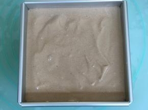 将拌好的蛋糕糊倒入方形模具中，轻轻的晃动几下，再用力震几下，震出大气泡。