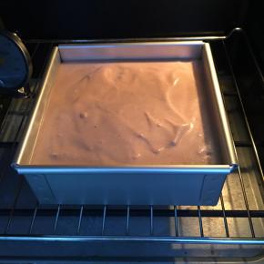 送入事先预热好的烤箱下层，上下火140度，40分钟。