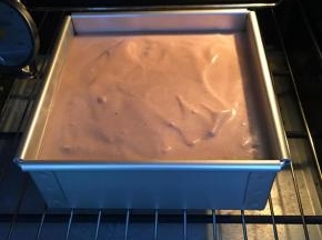 送入事先预热好的烤箱下层，上下火140度，40分钟。