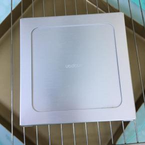 烤好后戴上隔热手套将蛋糕取出，大力的将模具在桌面震一下，再倒扣晾凉。