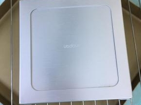 烤好后戴上隔热手套将蛋糕取出，大力的将模具在桌面震一下，再倒扣晾凉。