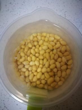 干黄豆泡发，气温低，我泡了一天一夜