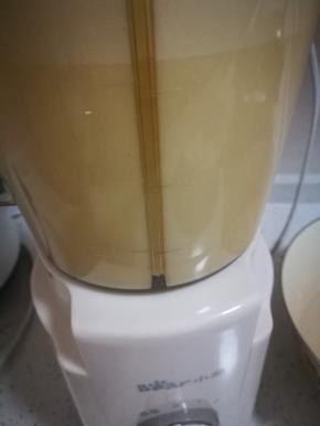 放适量黄豆，加适量水，开始搅打