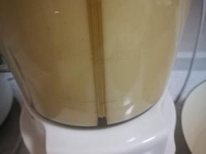 放适量黄豆，加适量水，开始搅打