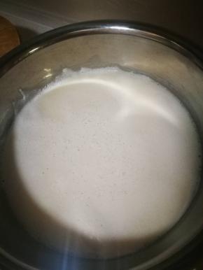 打出来的豆浆上面有白色的浮沫，舀出去