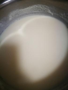 豆浆烧开，这里一定要注意，要守在跟前，防止豆浆煮开溢出，烧开后，转小火煮2分钟，确保豆浆完全熟
