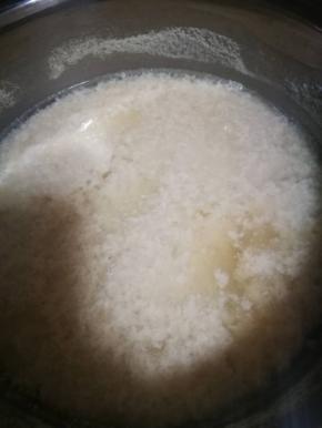 豆浆烧开后，等降到80度，开始点豆腐  ，用勺子舀一勺酸浆，加入豆浆，缓缓搅拌，加到出现豆花，就不要再加了，加多了，豆腐会老，这就是为什么有些朋友用醋点豆腐很老的原因，静置几分钟，等豆花形成