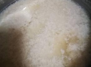 豆浆烧开后，等降到80度，开始点豆腐  ，用勺子舀一勺酸浆，加入豆浆，缓缓搅拌，加到出现豆花，就不要再加了，加多了，豆腐会老，这就是为什么有些朋友用醋点豆腐很老的原因，静置几分钟，等豆花形成