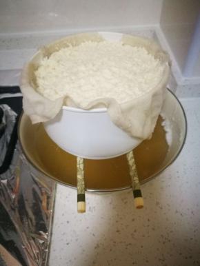 之后，舀到模具里，如图