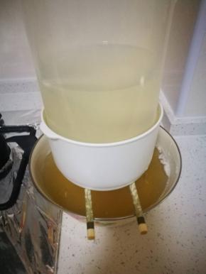 开始压豆腐，想吃嫩豆腐就只压几分钟，不要太久，压得越久越老