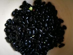 豆浆机自带的量杯，一满杯黑豆泡发