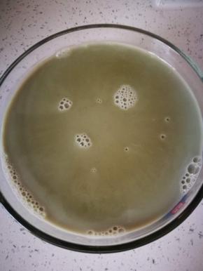 酸奶机的碗需要提起消毒，把打好的黑豆浆过滤后倒入碗中，放凉，大概40度左右，现在可以提前将白糖趁热放入豆浆充分融化