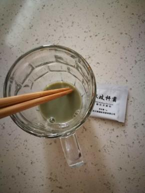 豆浆凉到40 度左右，取出一些，将菌粉化开后倒入豆浆