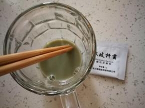 豆浆凉到40 度左右，取出一些，将菌粉化开后倒入豆浆