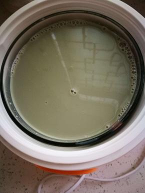 搅拌均匀后，将豆浆放入酸奶机