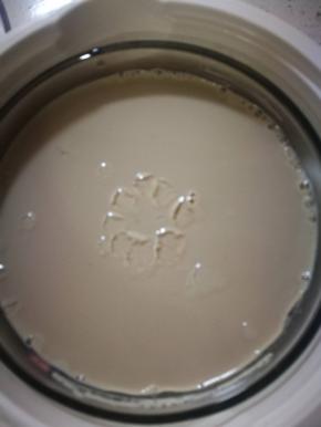 根据气温，我这里差不多6个小时就好了，揭开盖子，可以闻到一股酸香，豆浆已经很好的凝固了