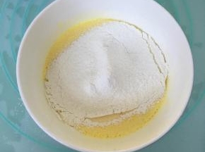 筛入低粉，用蛋抽搅打至无干粉。