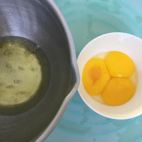 蛋白、蛋黄分离，分别装入无油无水的容器里。