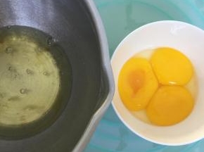 蛋白、蛋黄分离，分别装入无油无水的容器里。