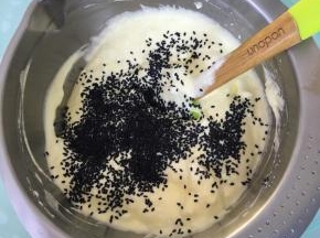 加入黑芝麻，用刮刀翻拌均匀。