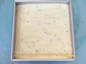 将拌好的蛋糕糊倒入方形模具中，轻轻的晃动几下，再用力震几下，震出大气泡。