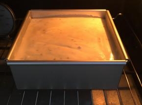 送入事先预热好的烤箱下层，上下火140度，40分钟。