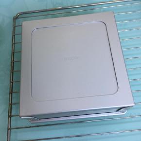 烤好后戴上隔热手套将蛋糕模取出，大力的将模具在桌面震一下，再倒扣晾凉。