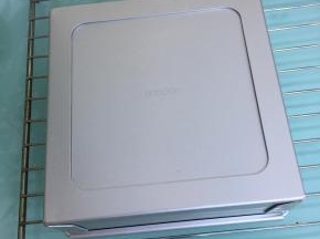 烤好后戴上隔热手套将蛋糕模取出，大力的将模具在桌面震一下，再倒扣晾凉。