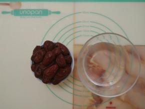 把红枣和清水加入锅中，中小火煮至红枣软烂。