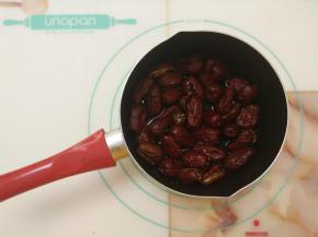 准备好制作枣泥的原料。