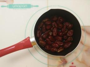 准备好制作枣泥的原料。