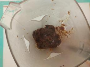 煮好的红枣倒入料理机中打成泥。