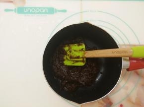 打好的枣泥倒入锅中不停翻炒，炒至水分收干。