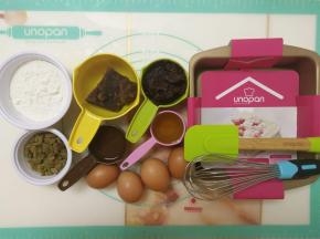 准备好制作枣糕的原料和模具。