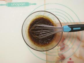 枣泥加入清水，搅拌均匀成糊状。