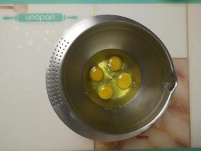 鸡蛋打入盆中。