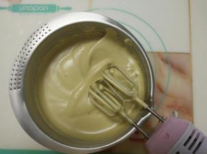 打蛋盆座温水，用电动打蛋器打至提起打蛋器，蛋液缓慢滴落，划8字8秒内不消失。