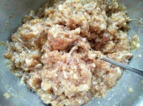 和好面醒发的时间制作饺子馅，五花肉馅加剁碎的洋葱，加生抽，耗油，花椒粉，生姜，适量的油，盐搅拌均匀，并顺时针搅拌上劲