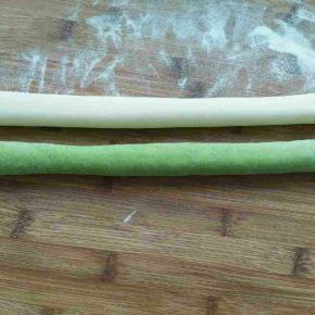 两个颜色的面团揉黄瓜以后，分别搓成长条