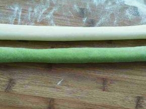 两个颜色的面团揉黄瓜以后，分别搓成长条