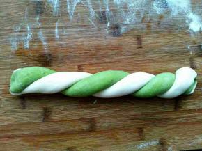 两个颜色的面团分别抹少许水拧在一起