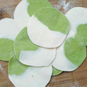 擀成圆形的饺子皮