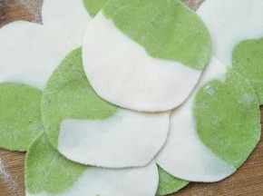 擀成圆形的饺子皮